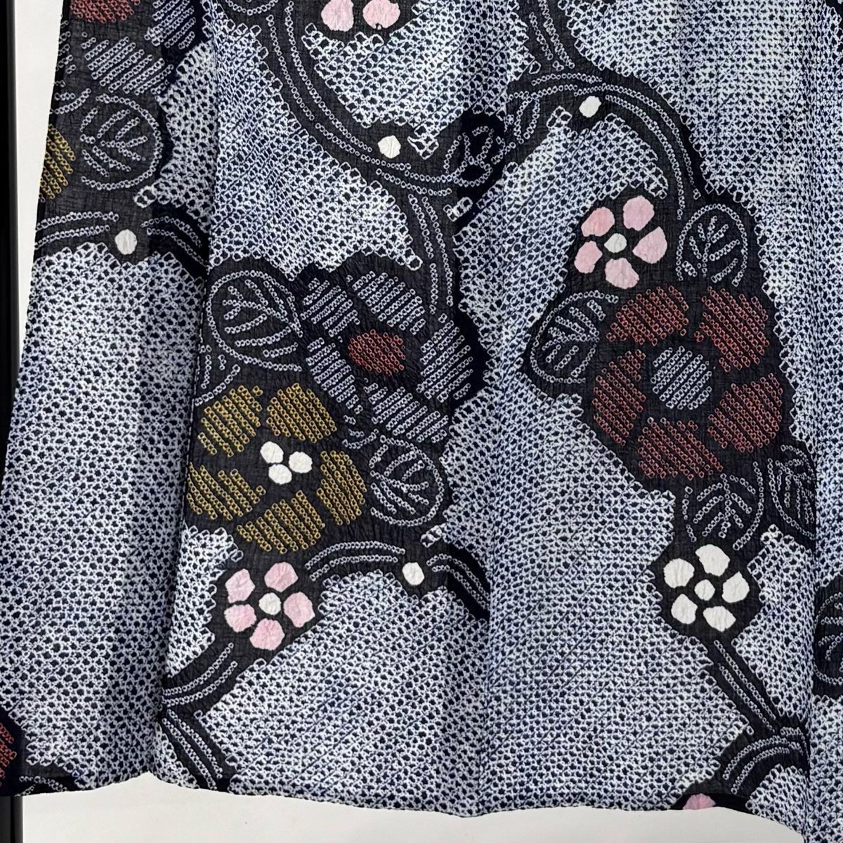 人気アイテムはお早めに 浴衣 身丈150.5cm 裄丈66cm M 絞り浴衣 草花 紺色 綿 名品 【激安8日間限定】