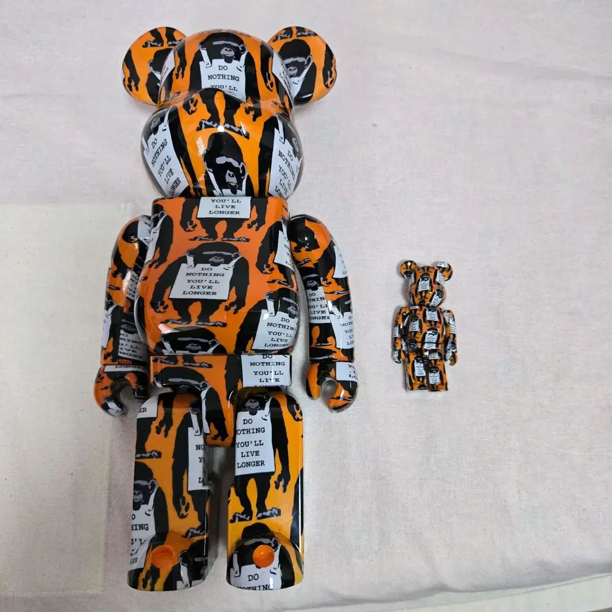 400 %+ 100 % BE@RBRICK(ベアブリック) MONKEY SIGN バンクシー 