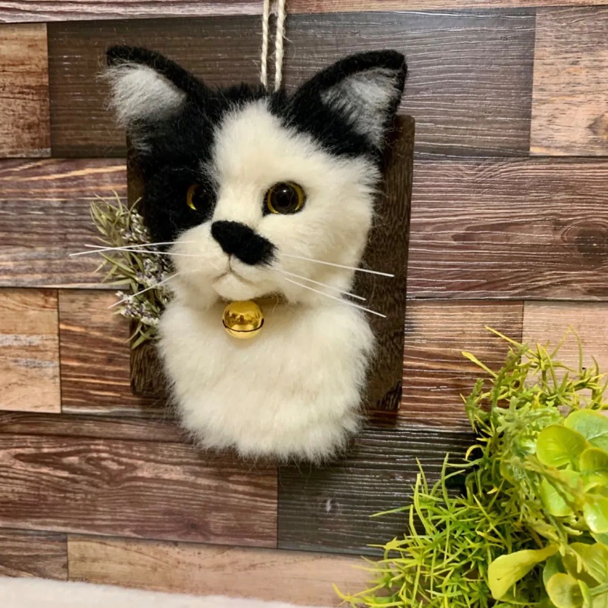 ＊ブチ猫＊羊毛フェルト＊壁飾り ぶち猫の壁掛けインテリア 羊毛フェルト - メルカリ