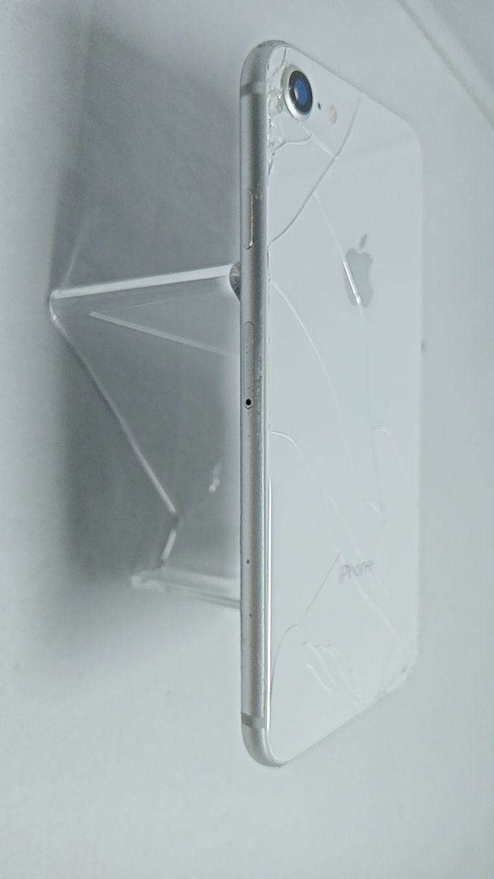 動作確認済！ iPhone8 A1906 64GB 本体 シルバー SIMフリー 背面割れ