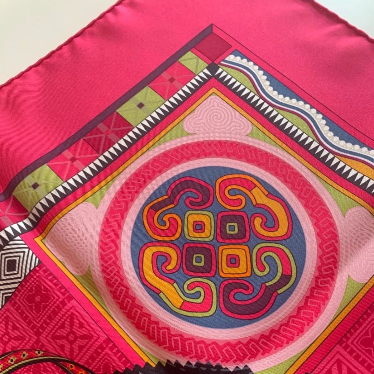 新品 エルメス プリーツスカーフ SILK シルク100% 色:レッド系 新品 エルメス プリーツスカーフ SILK シルク100% 色:レッド系 レッド