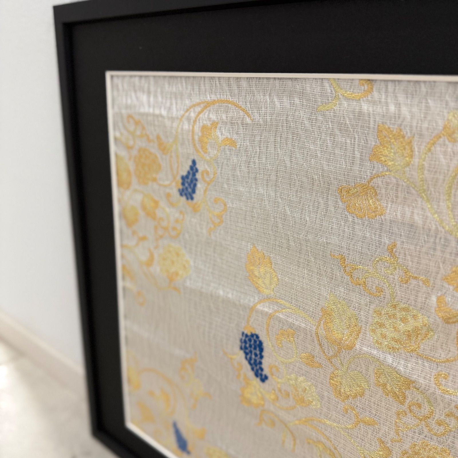 京都帯屋さん フレーム入りシルク織物アート 金糸葡萄唐草