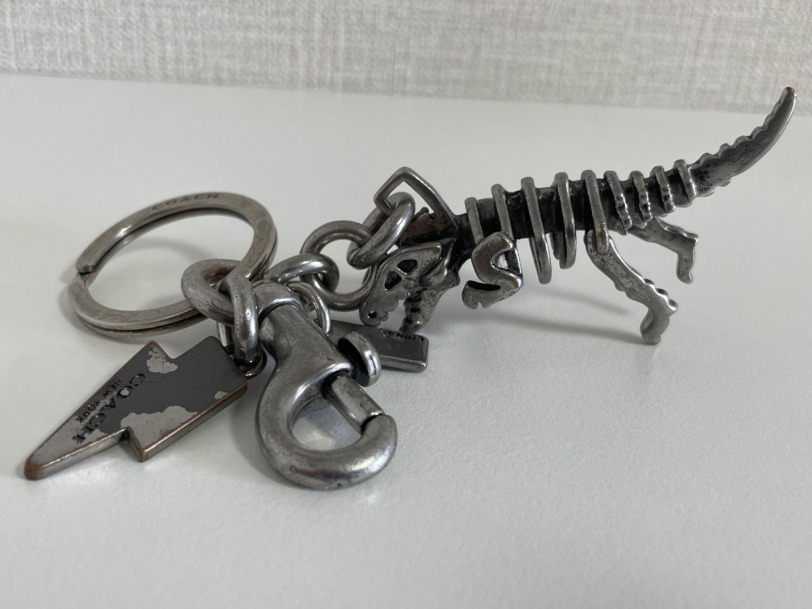 ten. コーチ　キーホルダー　恐竜　ダイナソー ❤️新品・未使用‼️コーチ 恐竜 キーホルダー バッグチャーム