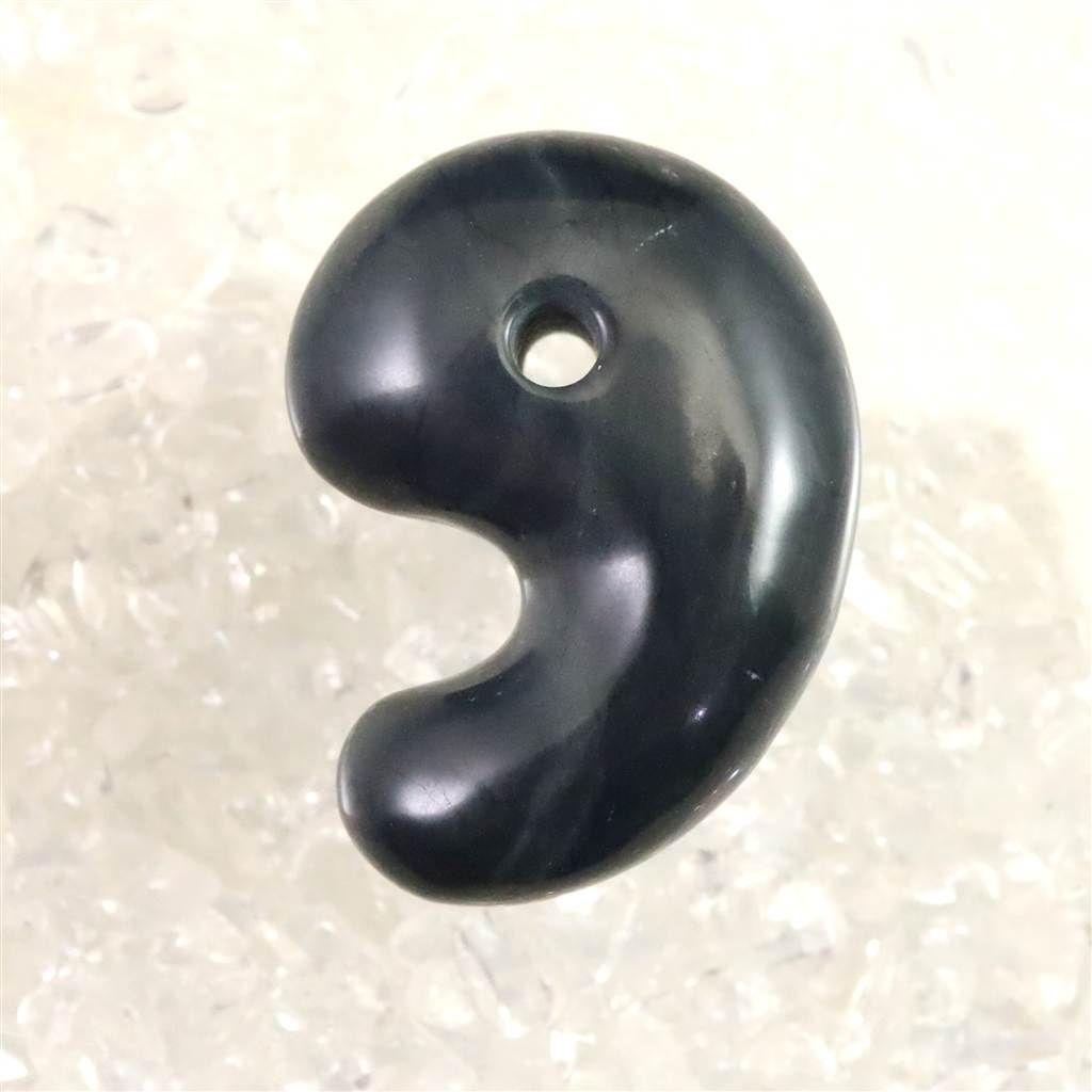 神居古潭石 （カムイ・コタン） 34mm 勾玉 証明書付 15.3g 【榎本通商50728】