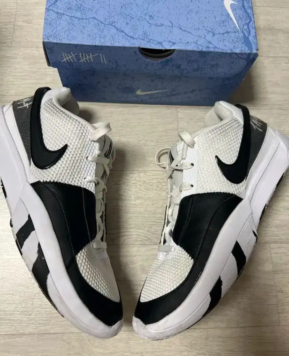NIKE