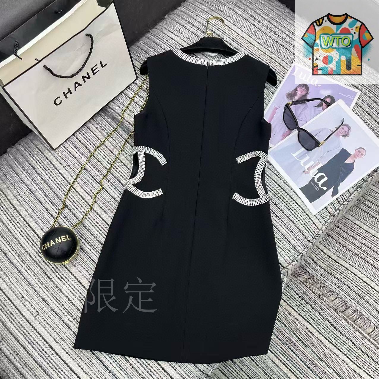 今日特価】Chanel Heavy Embellished Double C Logo Cutout