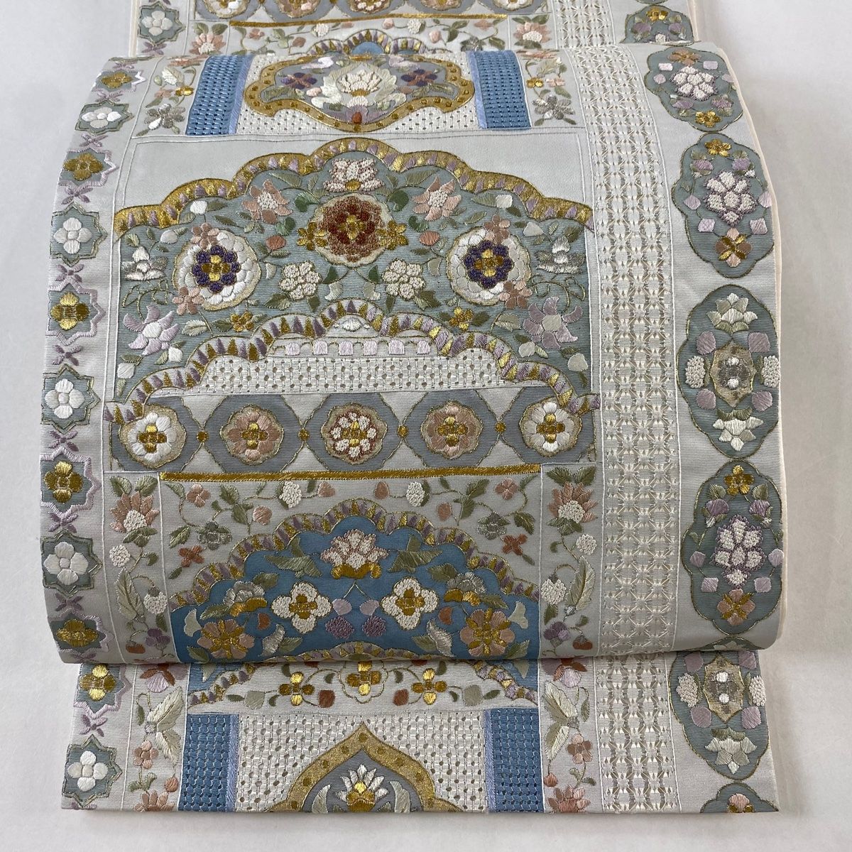 袋帯 美品 逸品 華文 草花 相良刺繍 汕頭刺繍 金色 六通 正絹 袋帯 美品 逸品 華文 草花 相良刺繍 汕頭刺繍 金色 六通 正絹