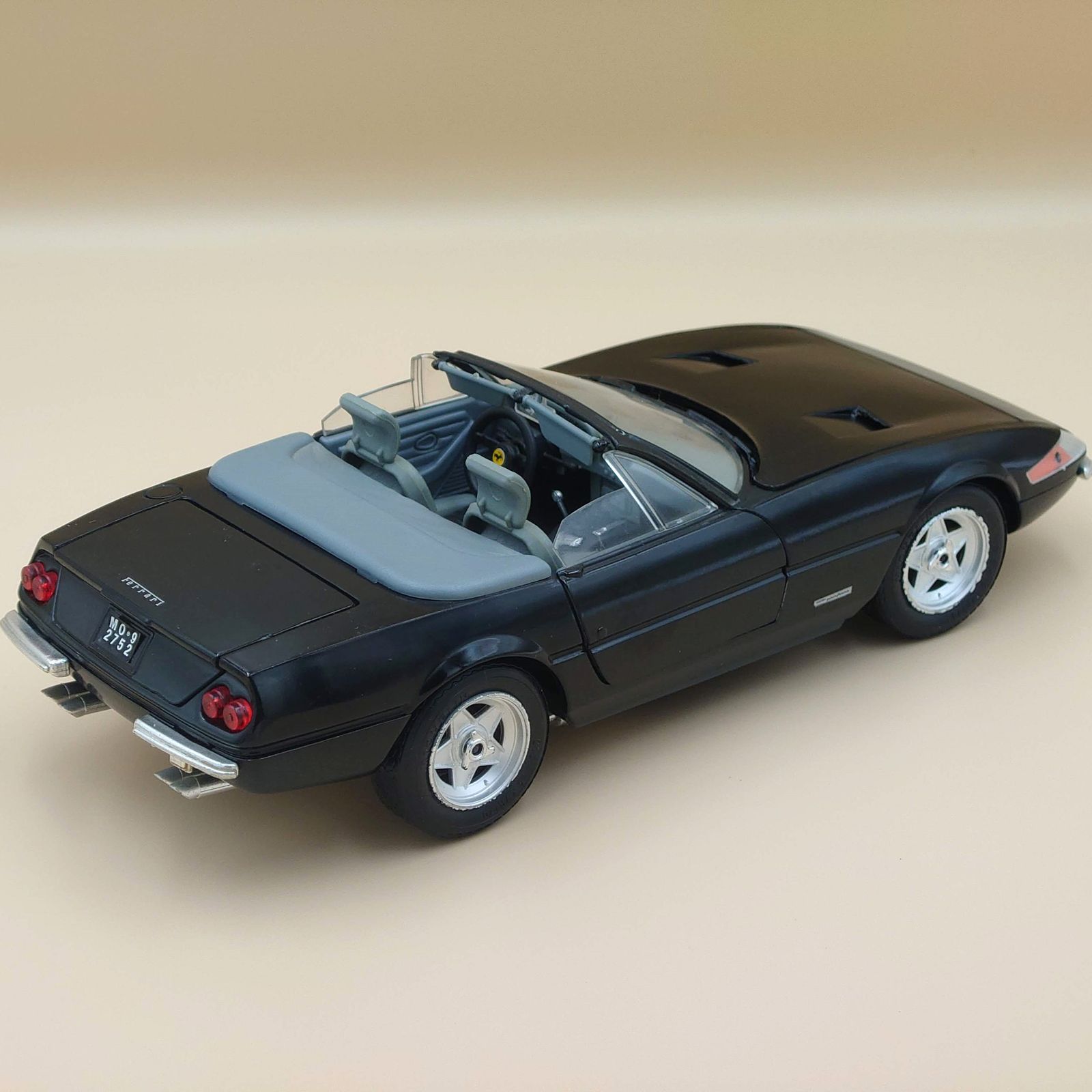 1/18 フェラーリデイトナ365GTS/4 カブリオレ ブラック FERRARI
