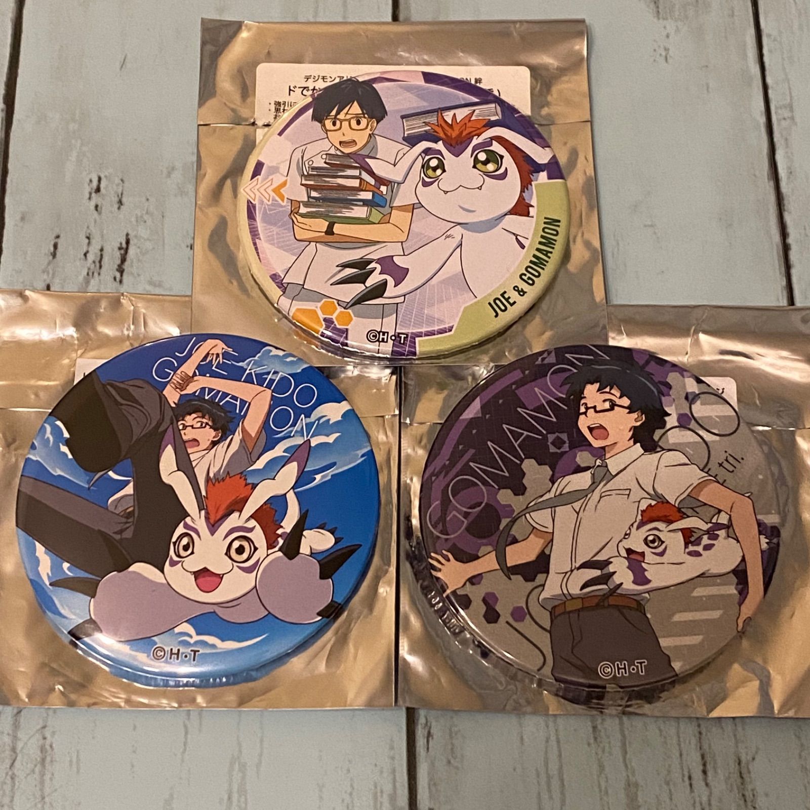 デジモン 城戸丈＆ゴマモン 缶バッジ セット LAST EVOLUTION 絆 - メルカリ