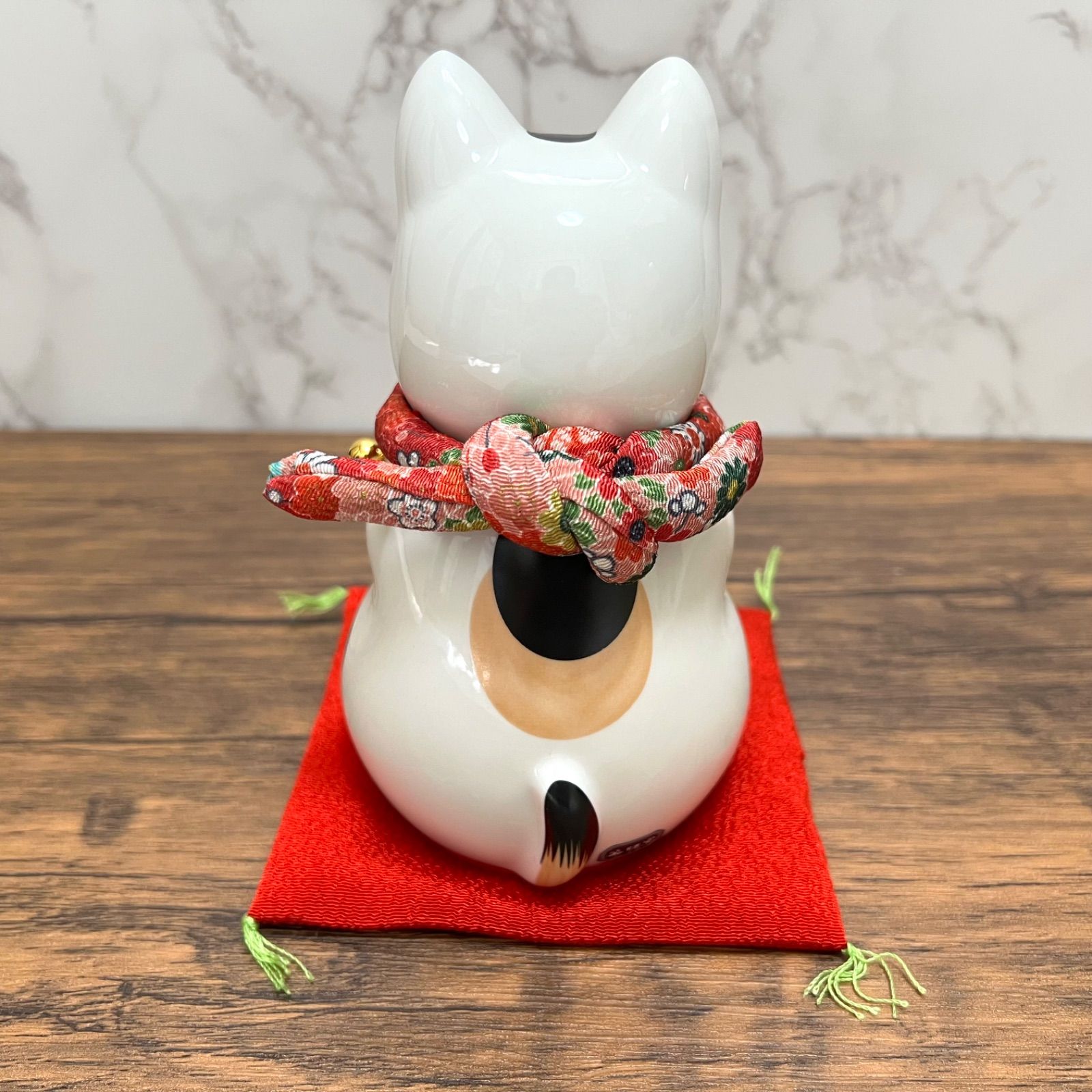 ☆【縁起物】九谷焼・招き猫・陶器製・日本製 Lucky Cat 九谷焼】横座り 招き猫 縁起尽くし 5.5号 縁起物 置物 金運