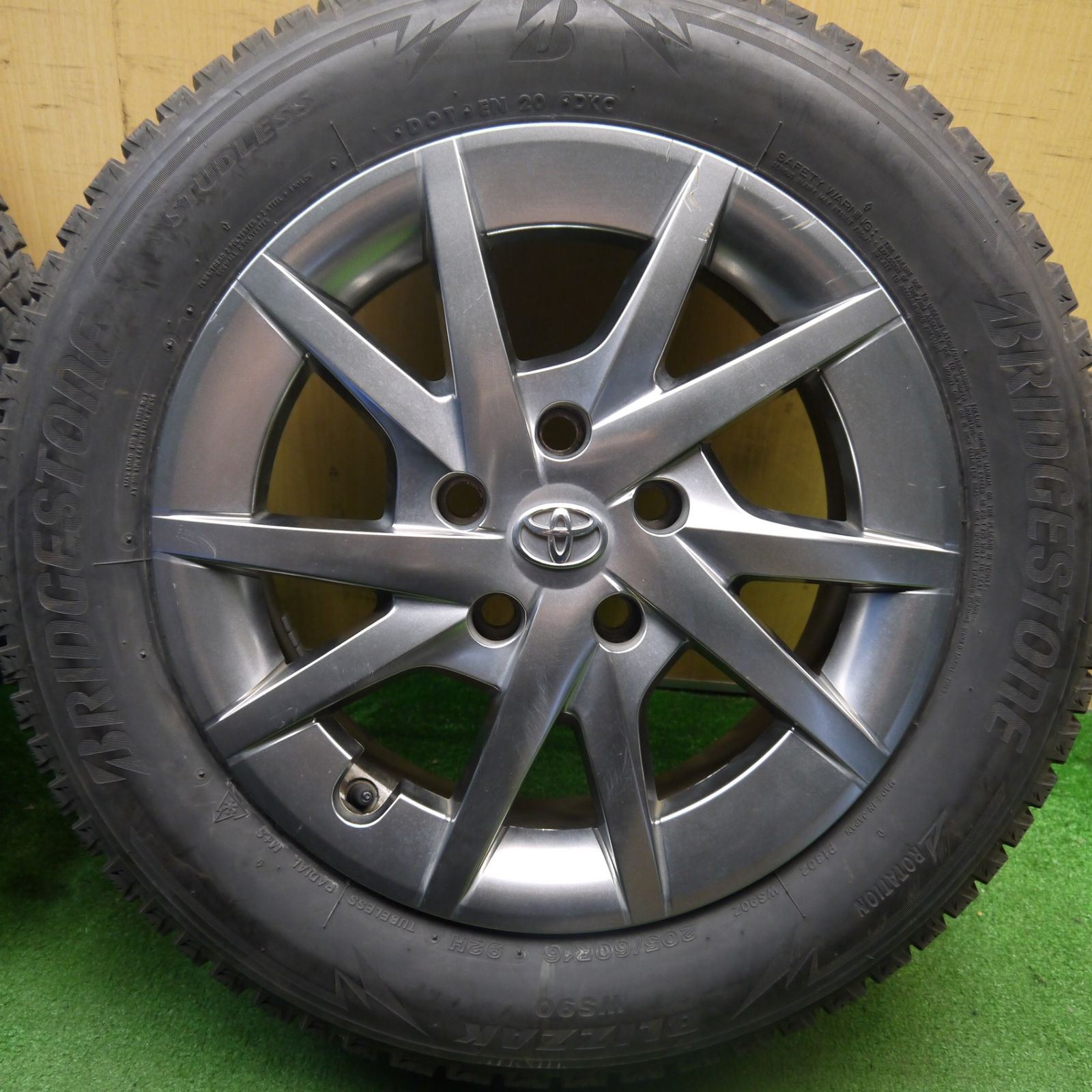 送料無料] バリ溝！21年！9.5分☆トヨタ プリウスα 純正 205/60R16 