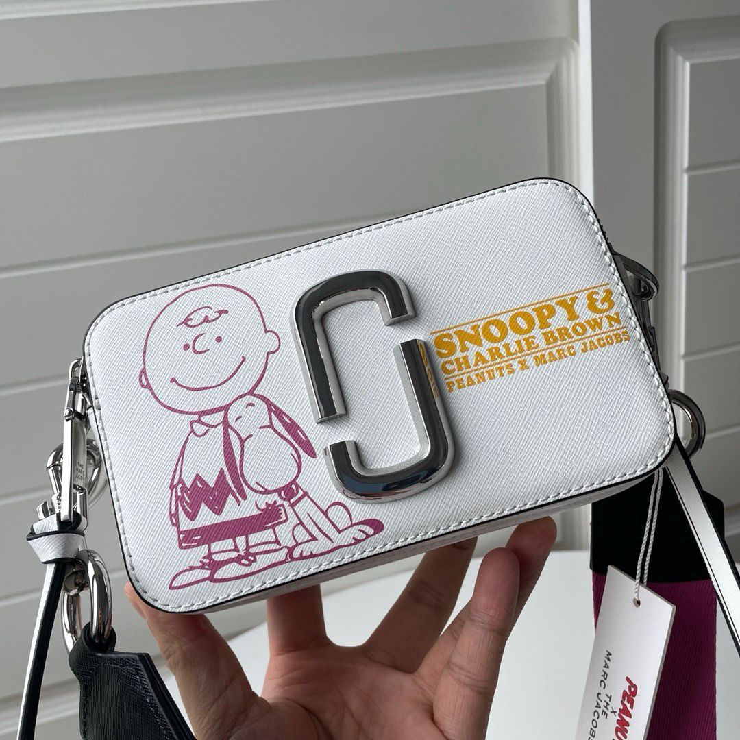 MARC JACOBS×スヌーピーコラボ スナップショット バッグ チョーク