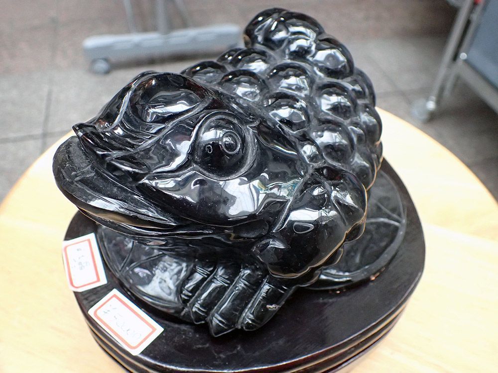 三脚蟾蜍(さんきゃくせんじょ)、黒水晶の三本足のカエル(1,794g) - メルカリShops