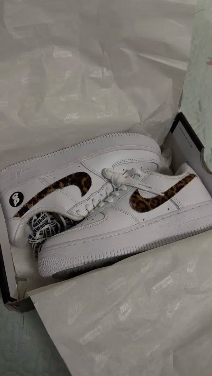 235 シュプリーム Supreme Goodenough フォース 白