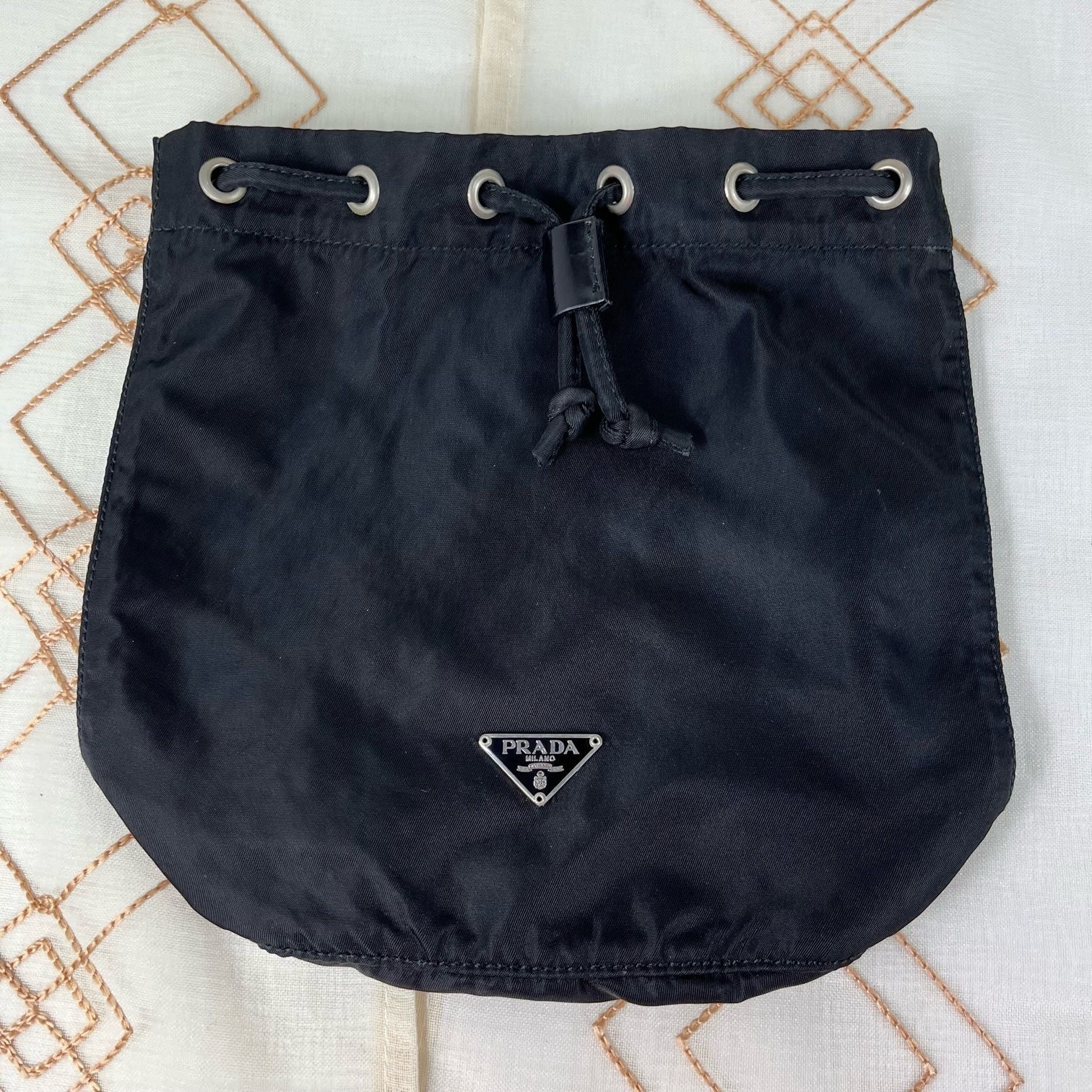 PRADA プラダ 化粧ポーチ ブラック 巾着型　ナイロン PRADA プラダ 巾着バッグ 巾着ポーチ ナイロンバッグ 小物入れ