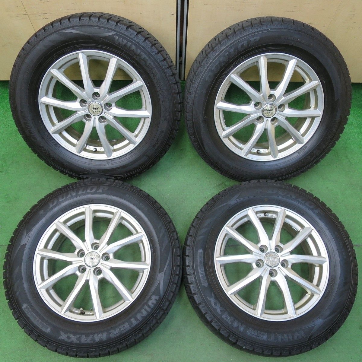 バリ溝！23年！9.5分☆フォレスター 等 215/65R16 スタッドレス
