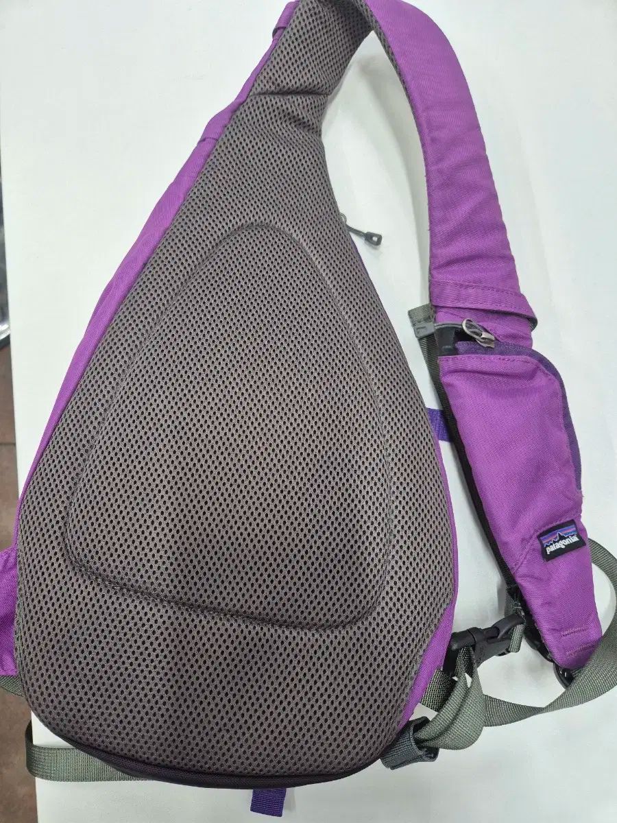 パタゴニア アトム 8リットル スリングバック バッグ