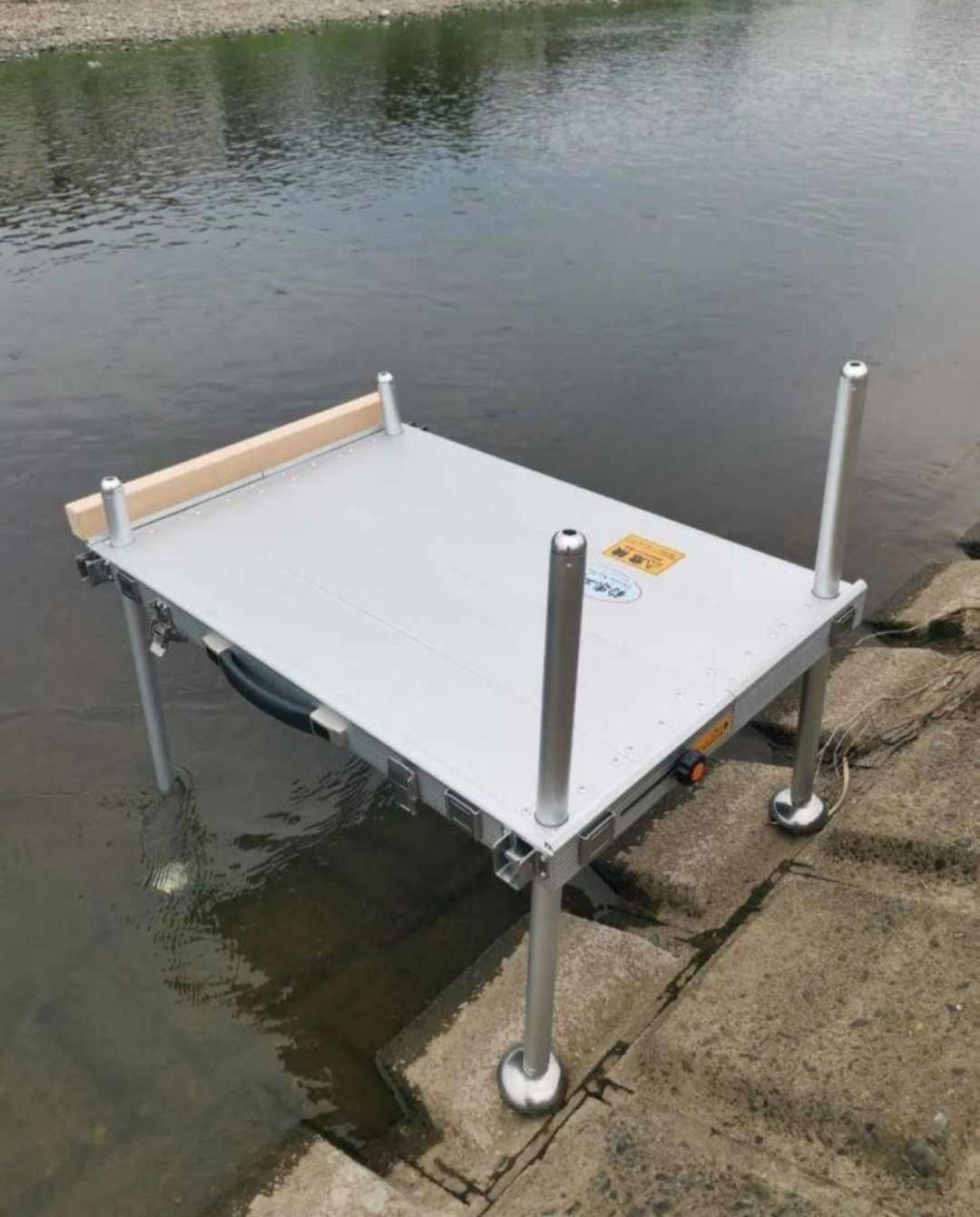 釣楽工房製アルミ釣台CR-7550サイズ75cm×50cm野釣り最適 前足2本スライド足 銀閣シリーズのパーツすべて使用 です