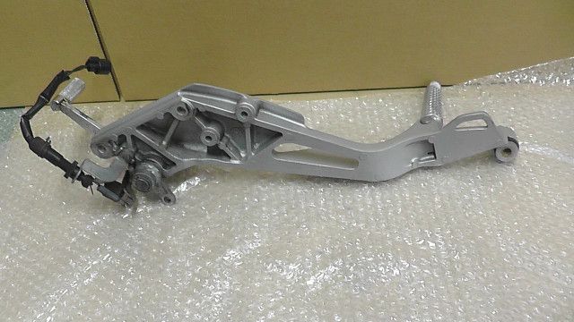 CB400SF VTEC REVO NC42 の ステップ 右 1760491810