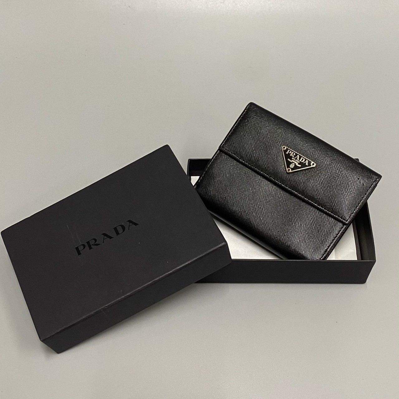 67開閉式美品 保存箱付き PRADA プラダ 三角ロゴ 金具 サフィアーノ