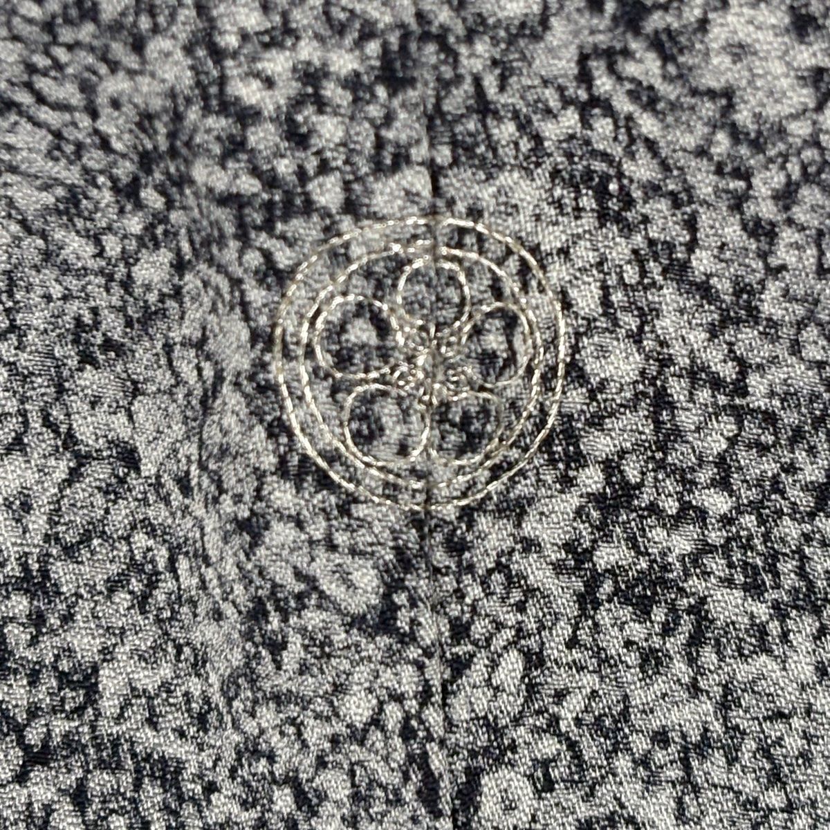 バイセル 着物 名品 付下げ 黒 草花 幾何学 金彩 正絹 単衣（6月/9月） 162cm Mサイズ ☆☆☆☆ 付下げ 身丈166.5cm 裄丈68.5cm L 袷 草花 流水 金彩 絞り 灰色