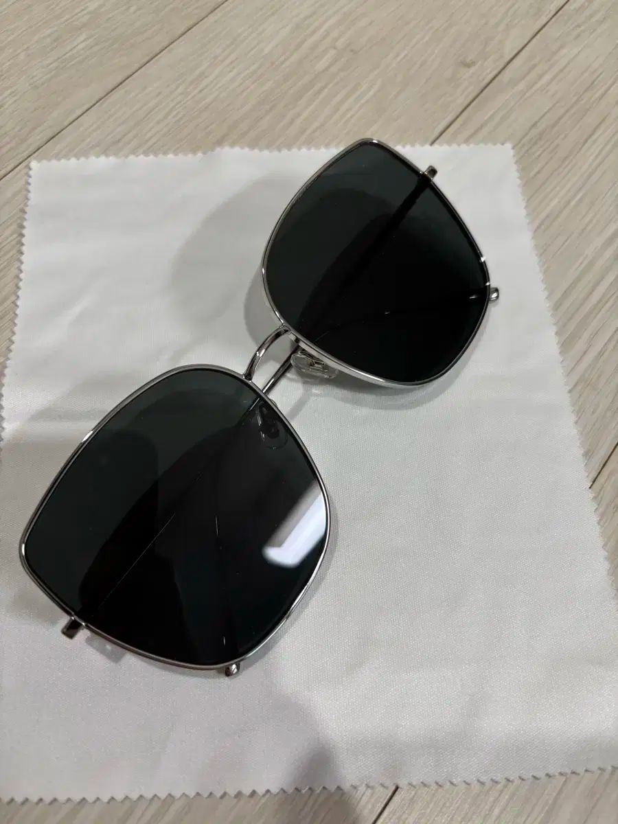 ジェントル モンスター 派手な宝石 02 販売