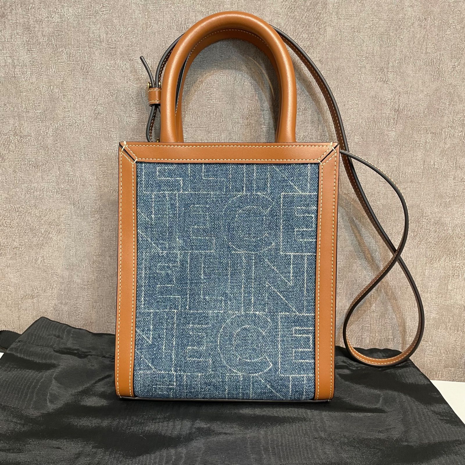 CELINE★ミニ バーティカル カバ 全面ロゴ デニム★すぐ届く！ CELINE☆ミニ バーティカル カバ 全面ロゴ デニム☆すぐ届く