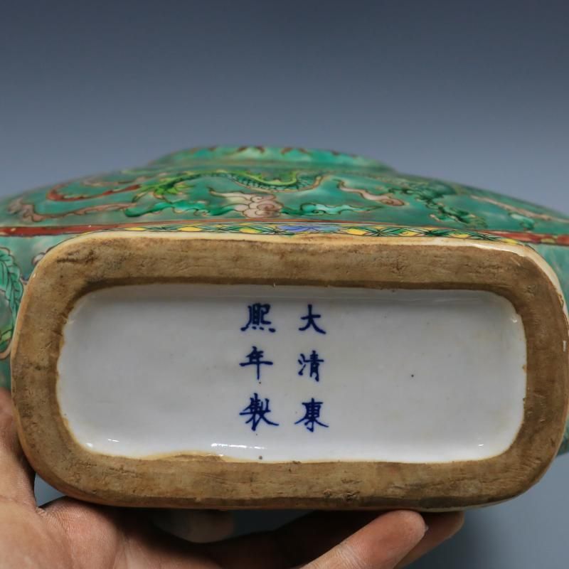 清康熙緑地粉彩龍鳳紋抱月扁瓶 陶磁器  現代工芸品 美術品 置物 清康熙緑地粉彩龍鳳紋抱月扁瓶 陶磁器 現代工芸品 美術品 置物