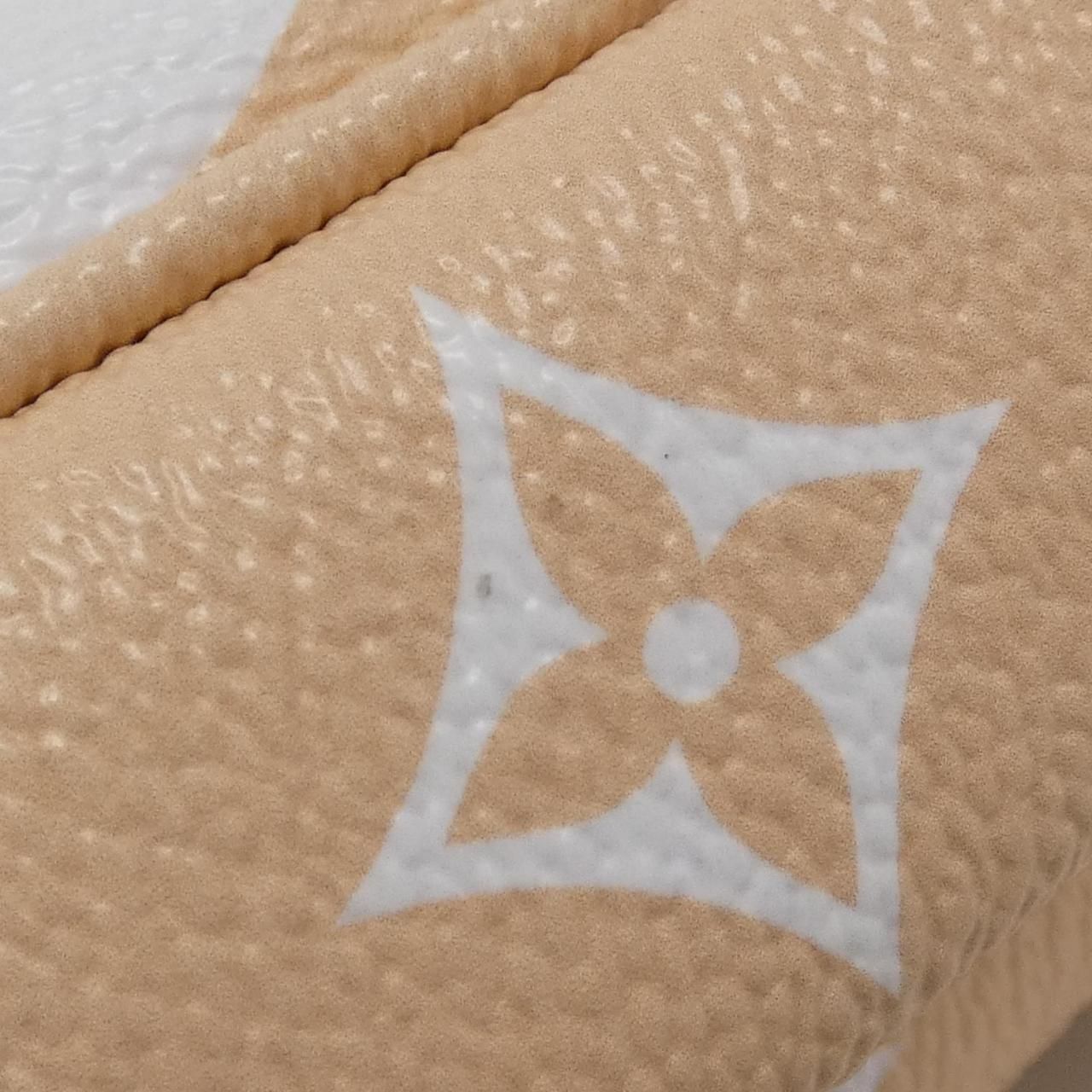 ✟
