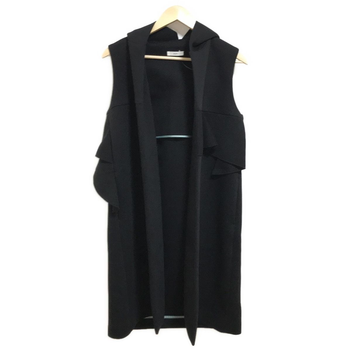 yori(ヨリ) コート サイズF レディース - 黒 ノースリーブ/フリル/春  