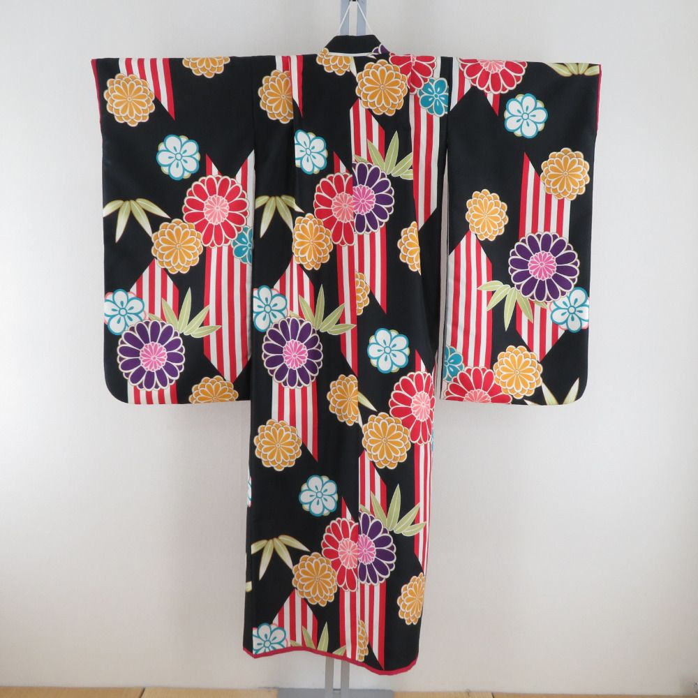 子供着物 女の子用 四つ身 襦袢セット ポリエステル 黒色ｘ多色 矢羽根に花模様 洗える 子供きもの 女児 七五三 祝着 身丈134.5cm