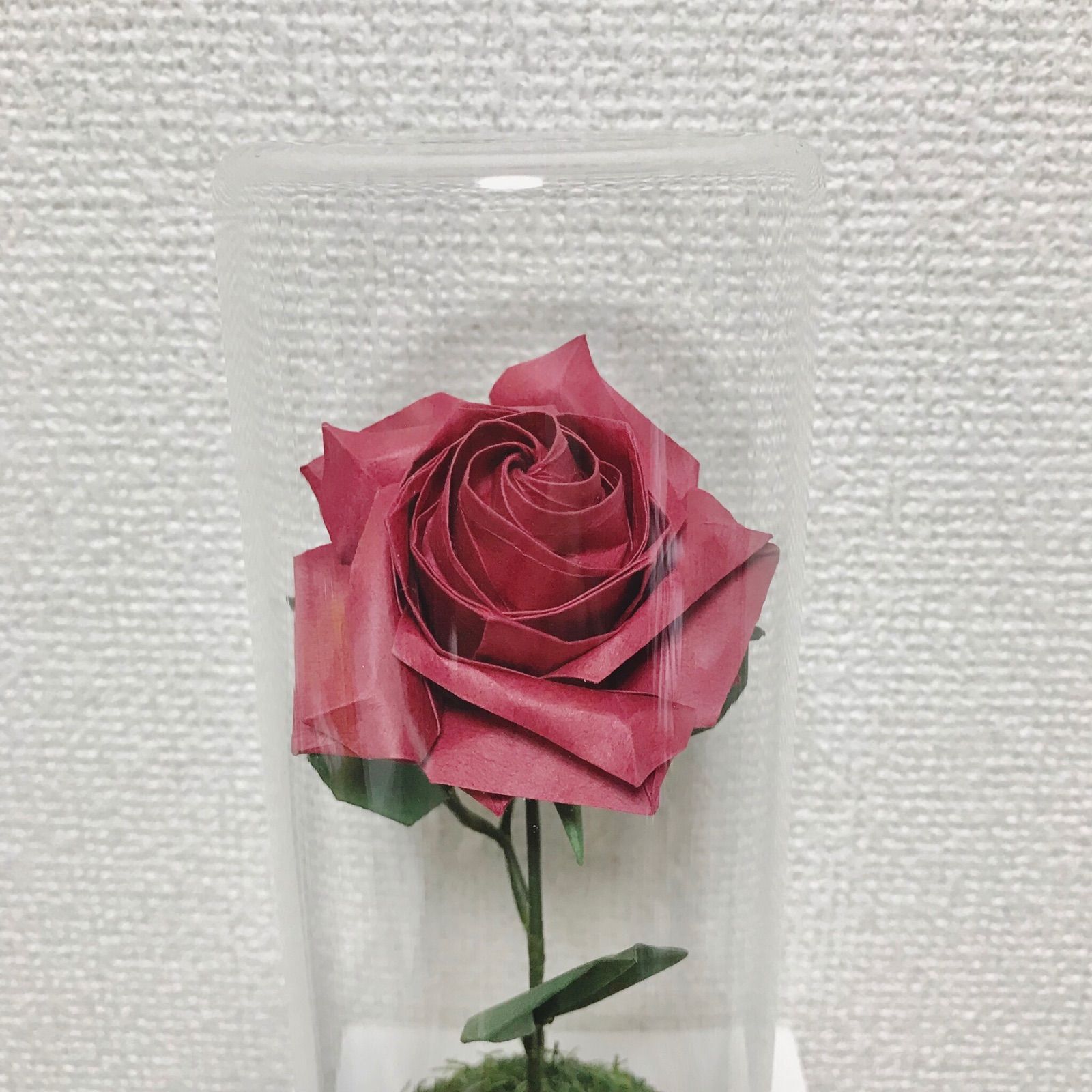 メルカリshops 折り紙バラ 赤淡 一輪の薔薇 ガラスケース入り フラワーアレンジメント