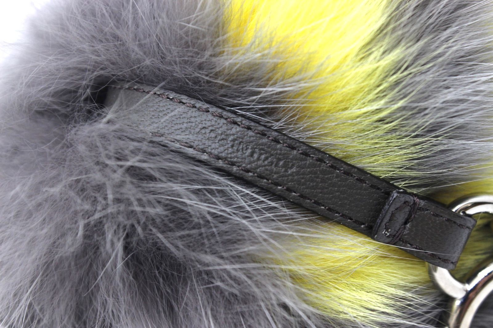 フェンディ ロゴ チャーム ポンポン イニシャル S グレー イエロー