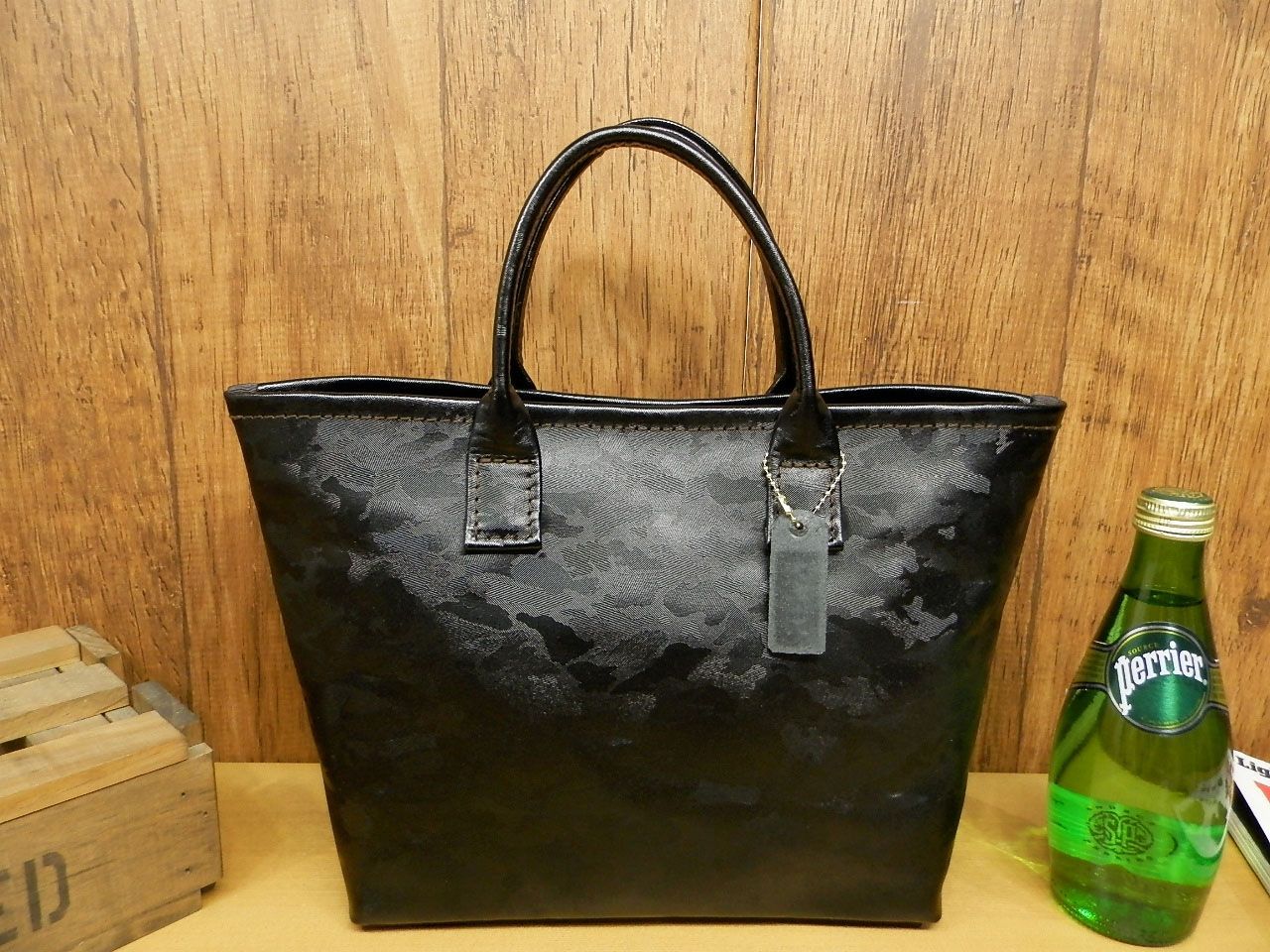 ☆カモフラ迷彩柄レザー×オレンジ裏地のミニトートバッグ!日本製