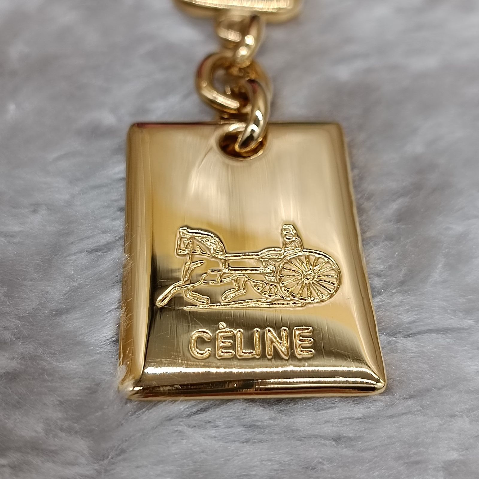 《 CELINE 》　★美品★　セリーヌ　キーホルダー　チャーム　キーリング　ゴールド　馬車　ケース付　ユニセックス　送料無料・匿名配送・最短即日発送いたします！　715