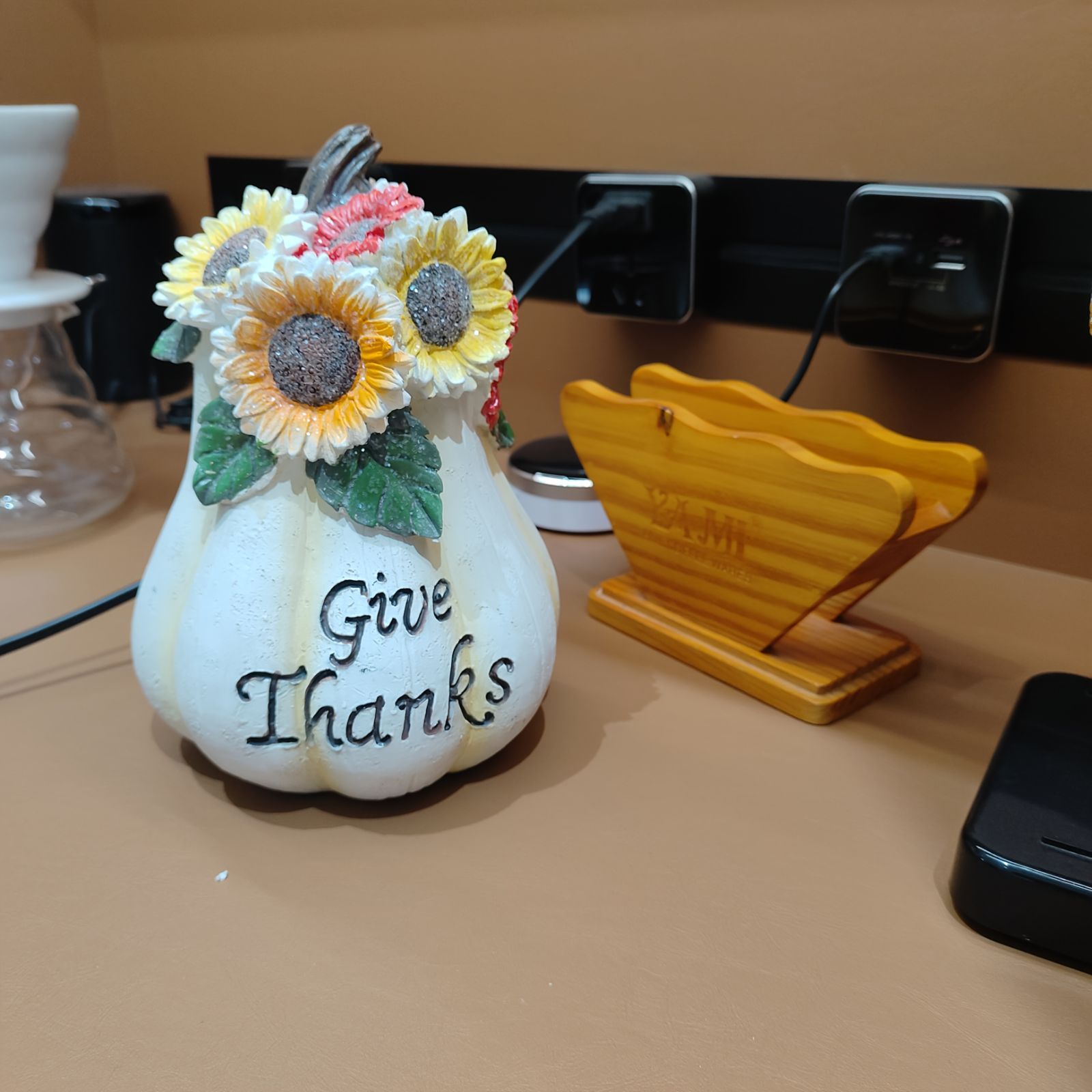 置物 オブジェ ガーデンオーナメント ヒマワリが咲いているカボチャ