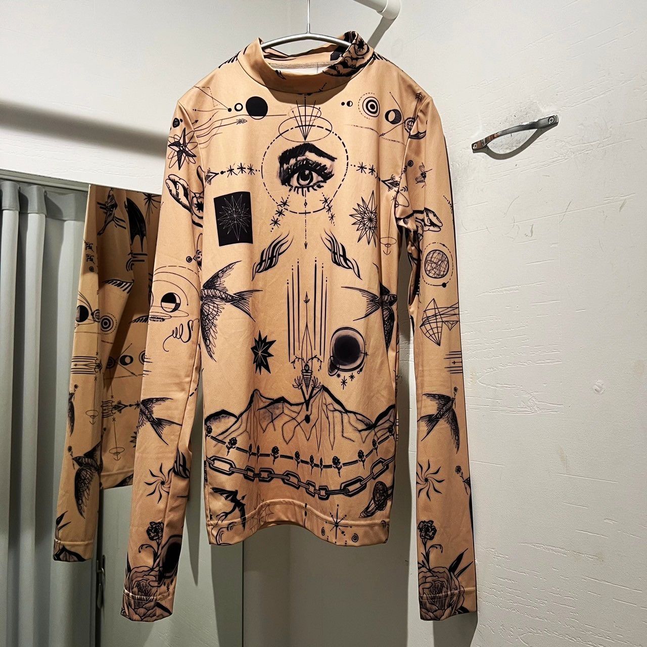 sacai × Jean Paul Gaultier サカイ × ジャンポールゴルチエ 21AW Print Long Sleeve T-Shirt  タトゥープリントTシャツ セカンドスキン ベージュ size3 21-0248S【中目黒R10】 - メルカリ