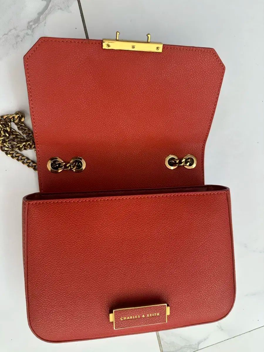 CHARLES & KEITH(チャールズアンドキース) 赤 ミニ チェーン