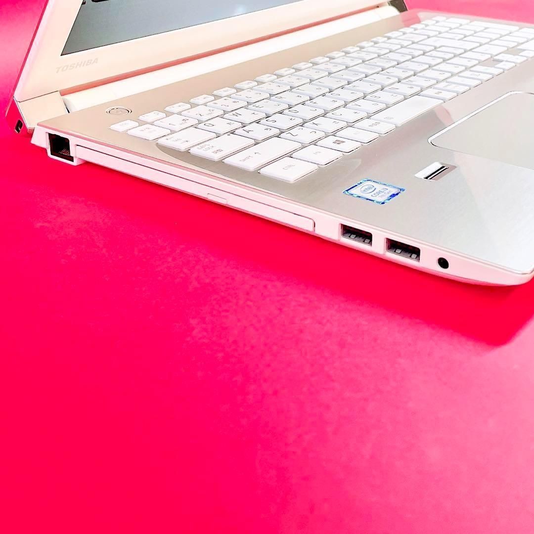 おしゃれゴールド薄型ノートパソコン