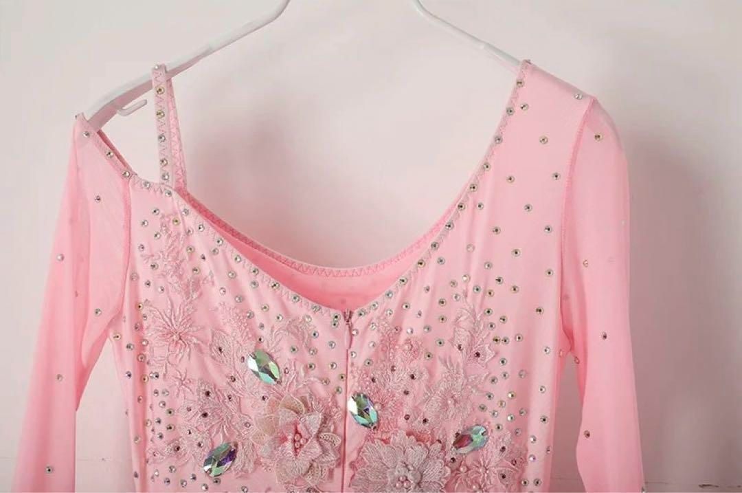 新品未使用気品あるピンク ストーン付きスタンダードドレス 発表