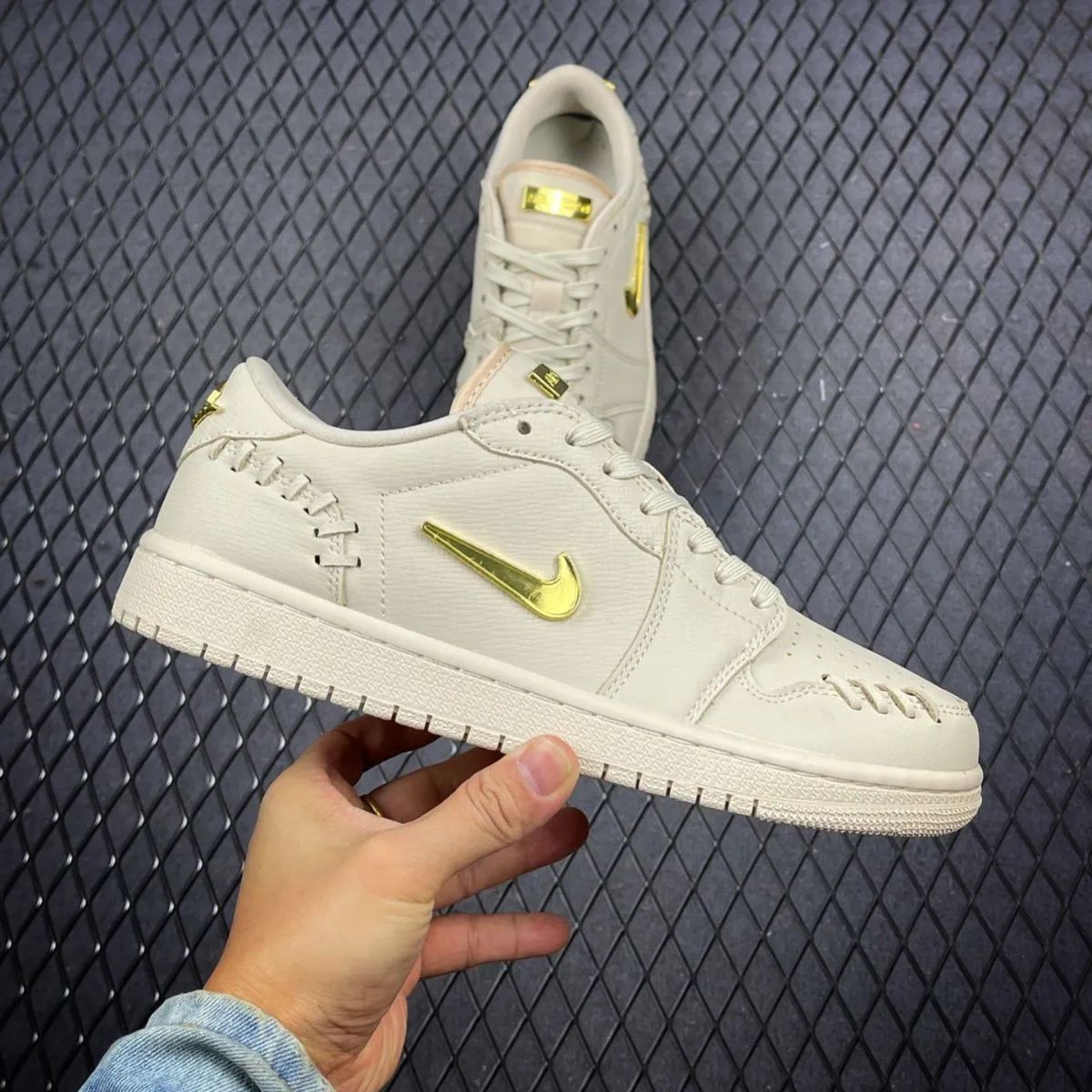 Nike WMNS Air Jordan 1 Low Method Of Make "White/Gold" ナイキ ウィメンズ エアジョーダン1 ロー メソッド オブ メイク "ホワイト/ゴールド"