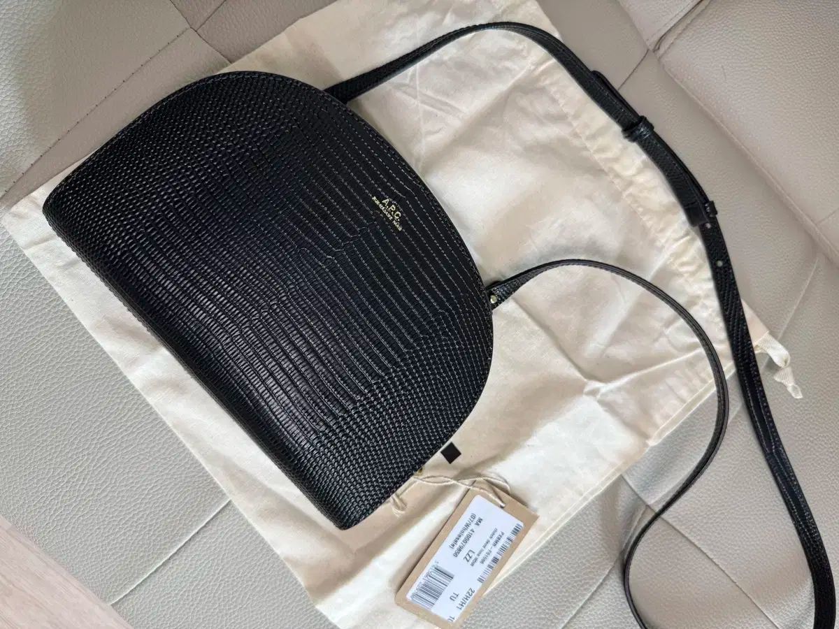 A P C ハーフムーン クラッチバッグ ブラック リザード