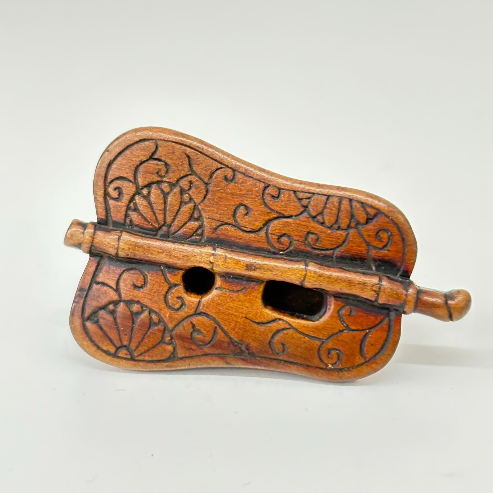 磨きのかかった 木彫り 根付け ネズミ 鼠 軍配団扇 縁起物 置物 工芸品 美術品 骨董 アンティーク