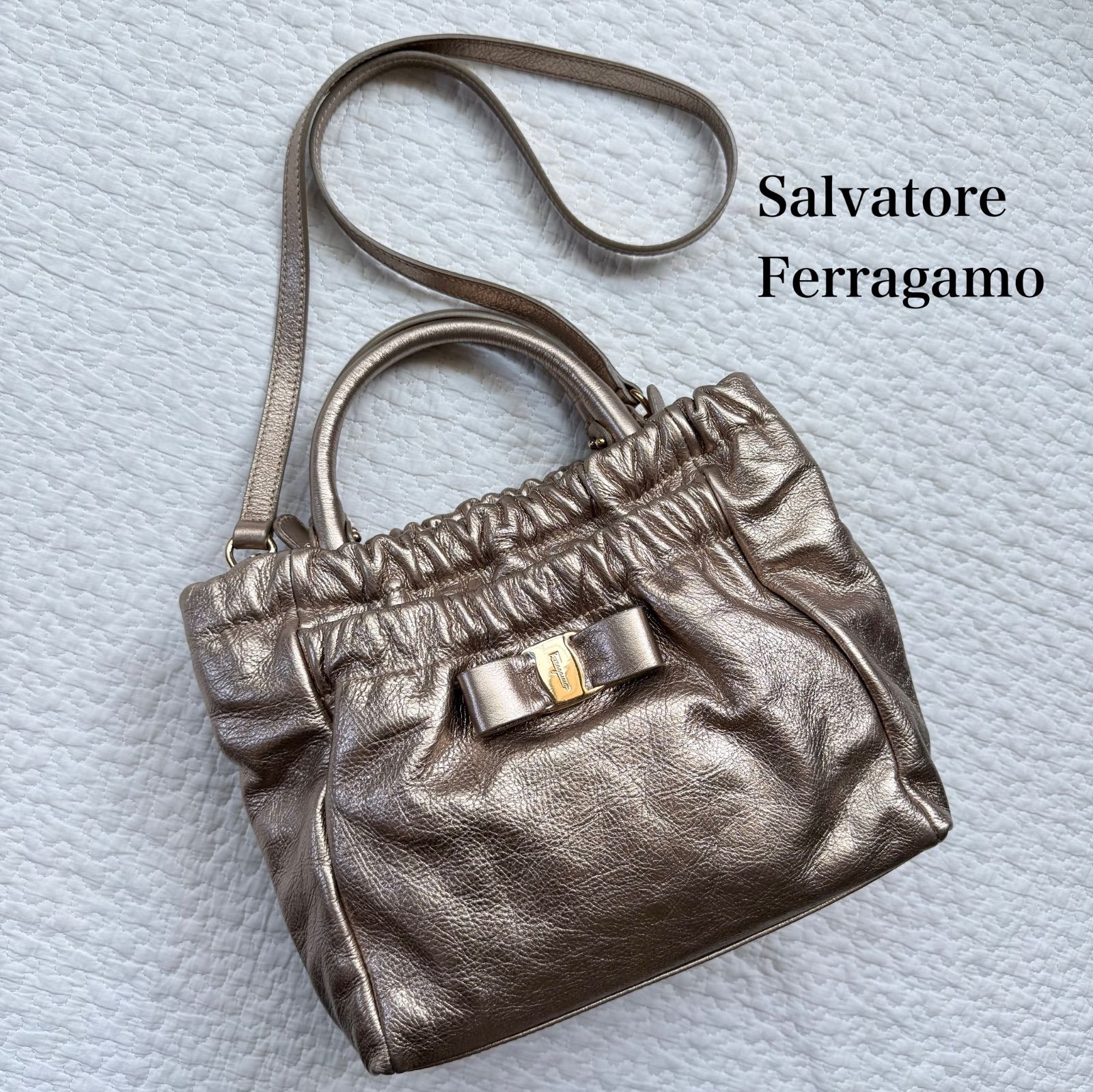 Salvatore Ferragamo ハンドバッグ エナメル ヴァラリボン ヴァラ トップハンドル - ウィメンズ | Ferragamo