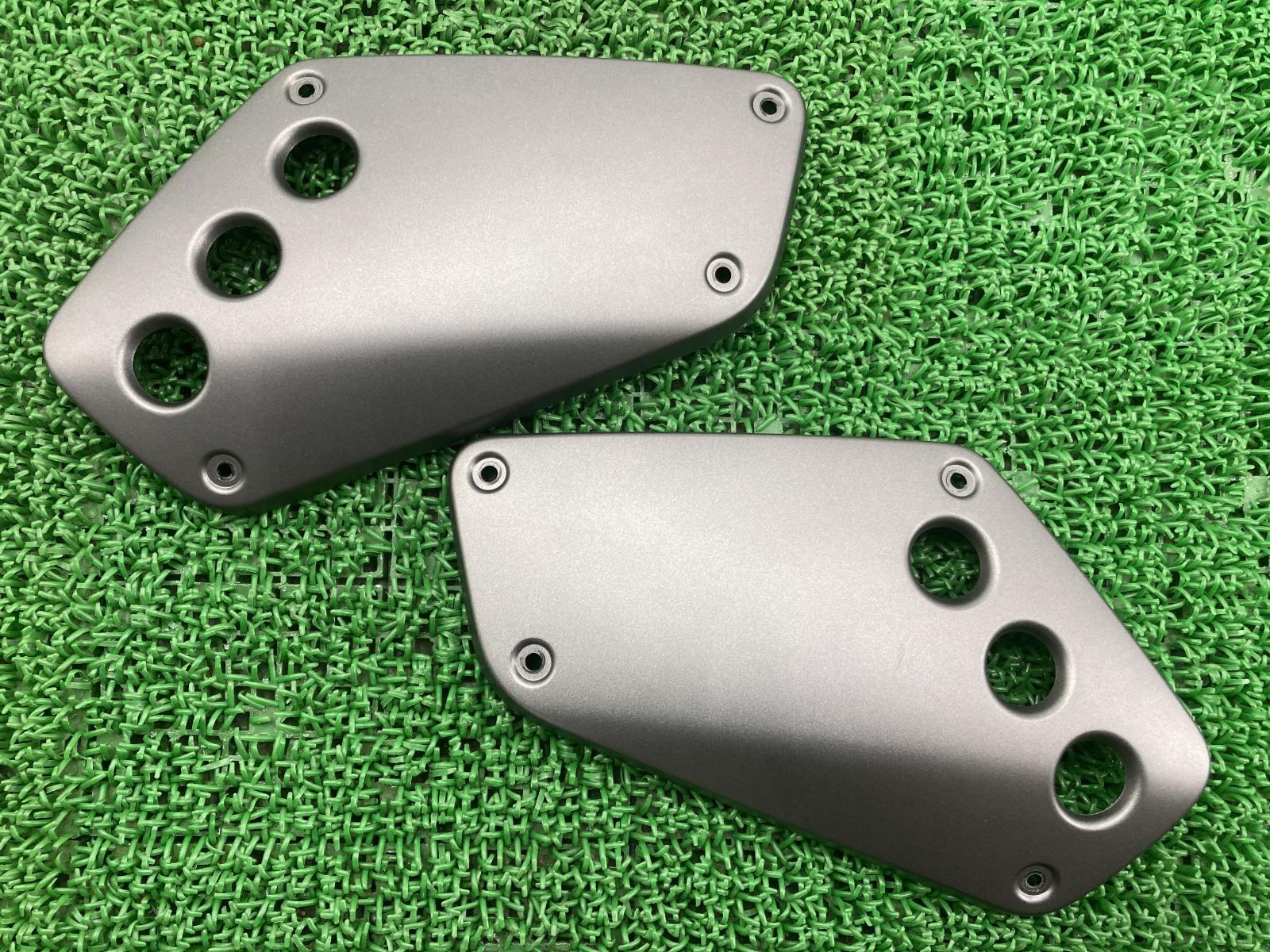XSR700 サイドカバー 左右 ガンM B34-F1731-00/B34-F1741-00 ヤマハ