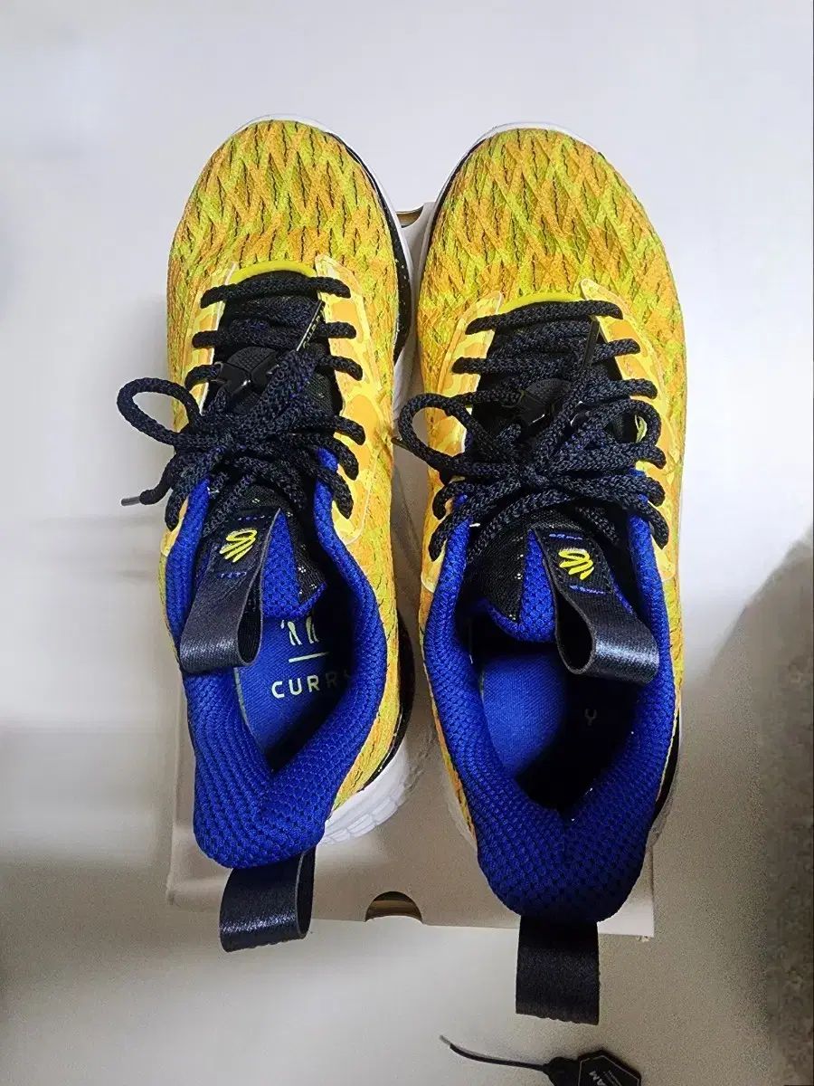 UNDER ARMOUR アンダーアーマー カリー フルイドフロー 10 ダブル 強打する スティールタウン ゴールド 黒