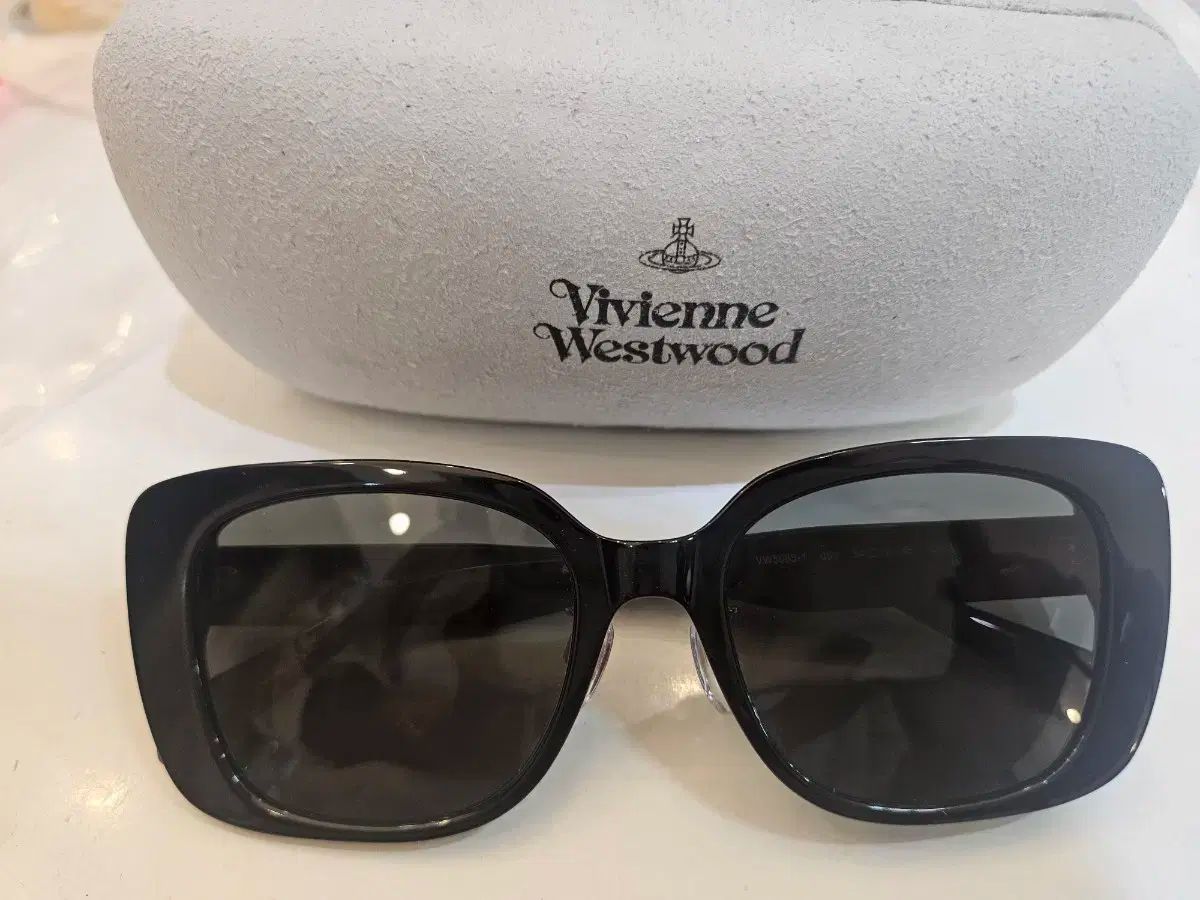 Vivienne Westwood ブラックサングラス ケース付き Vivienne Westwood(ヴィヴィアンウエストウッド) サングラス