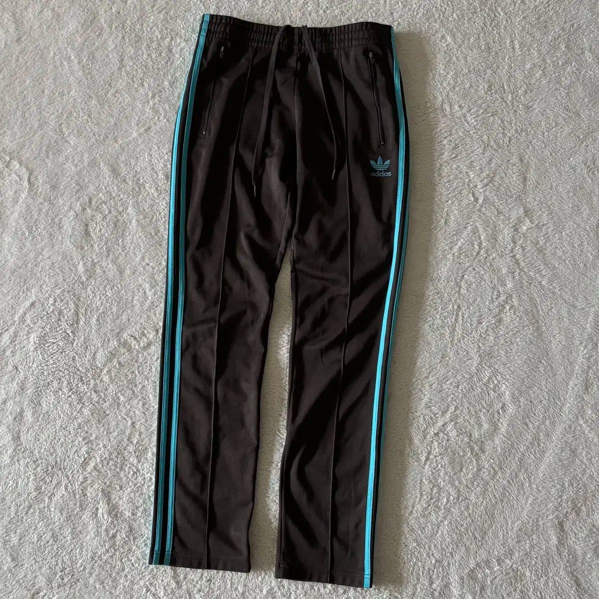 adidas アディダス 茶色 青 明朝 プリンターの色 トラックパンツ