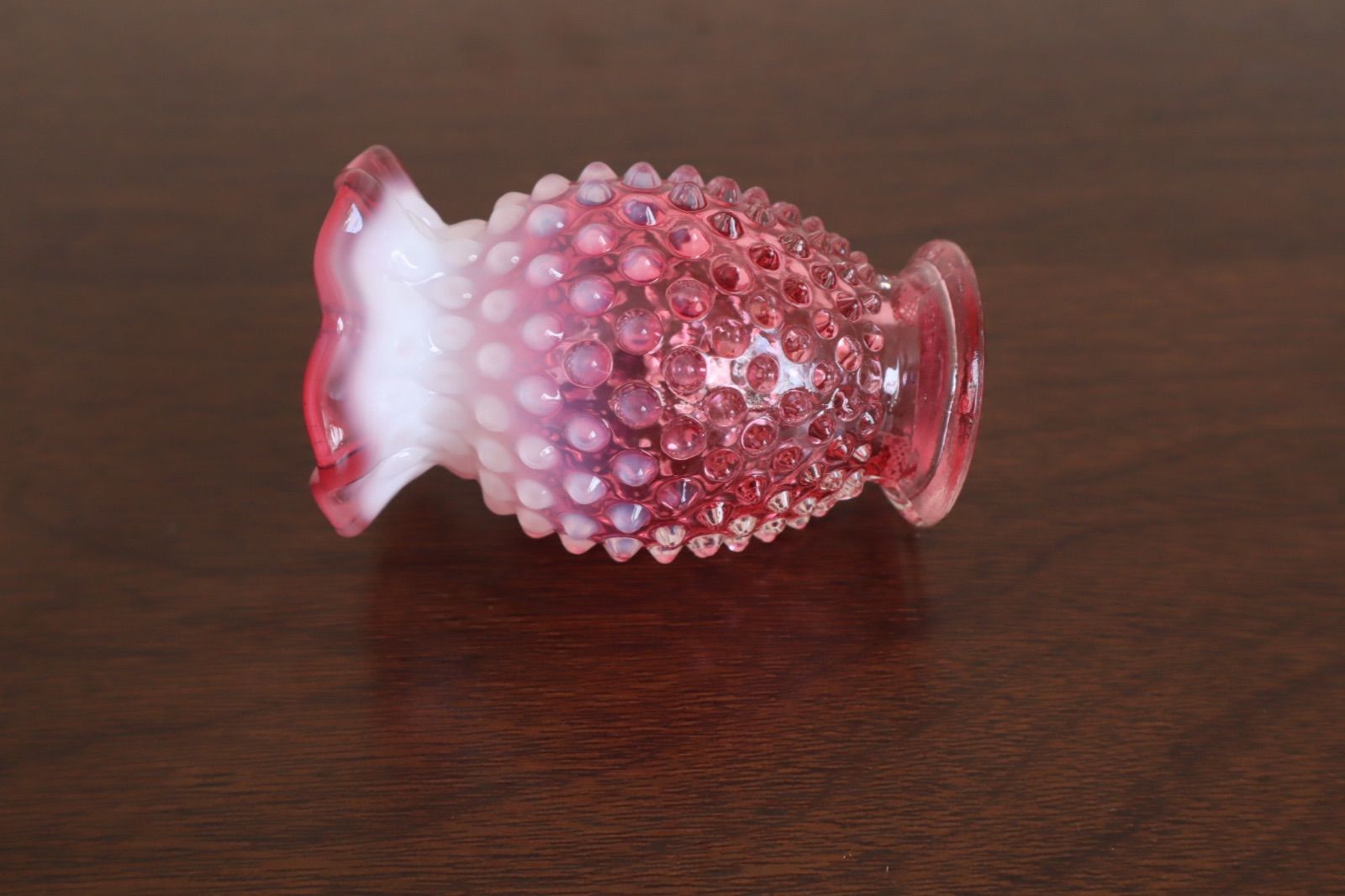 フェントン　クランベリー　オパールセント　ホブネイル　ミニ　フラワーベース フェントン クランベリーホブネイルミニベース - メルカリ