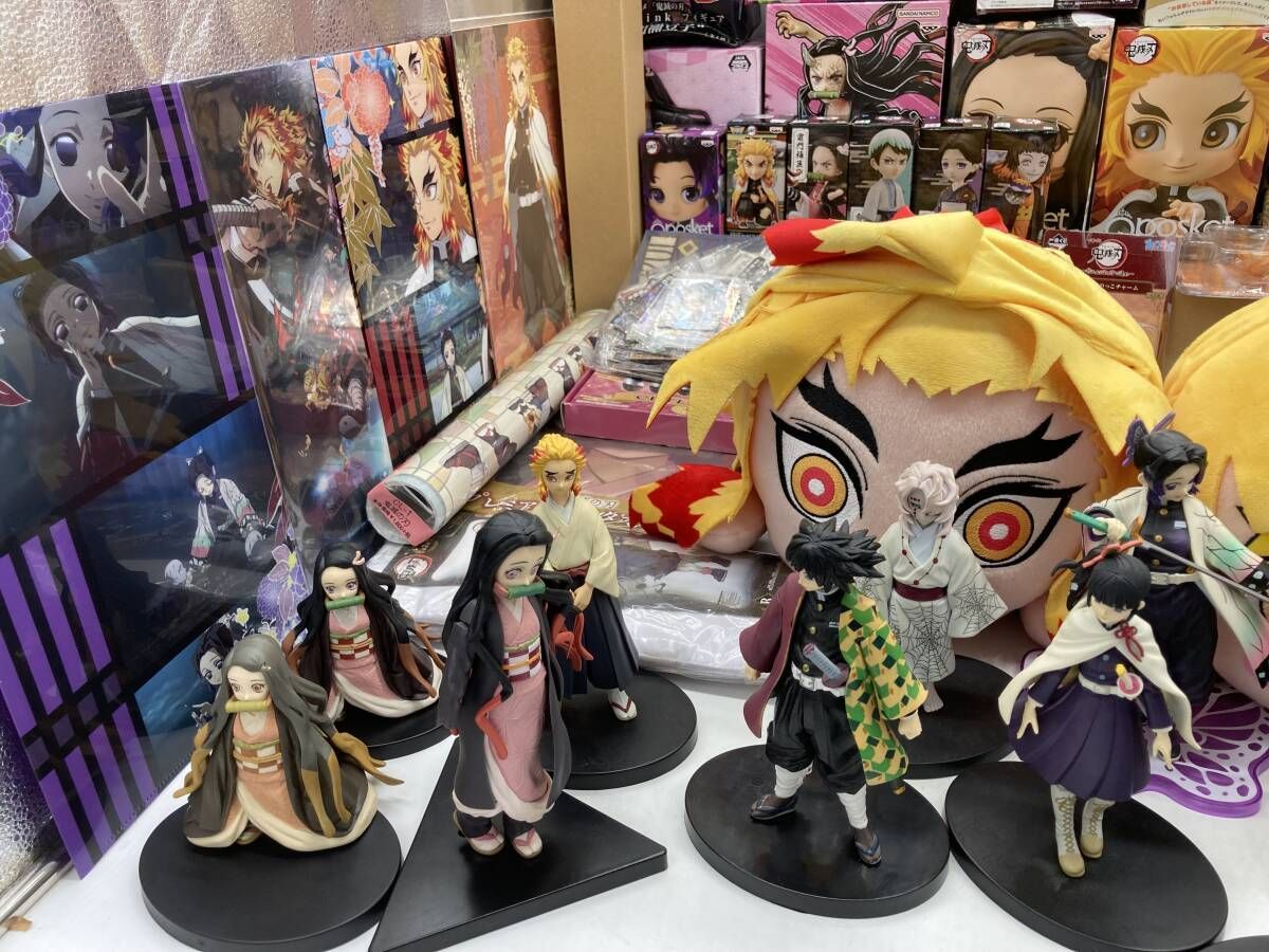 大量まとめ 鬼滅の刃 グッズ 約12.6kg フィギュア ぬいぐるみ 缶バッジ 他 甘露寺 炭治郎 胡蝶しのぶ 煉獄 不死川 富岡義勇 アニメ